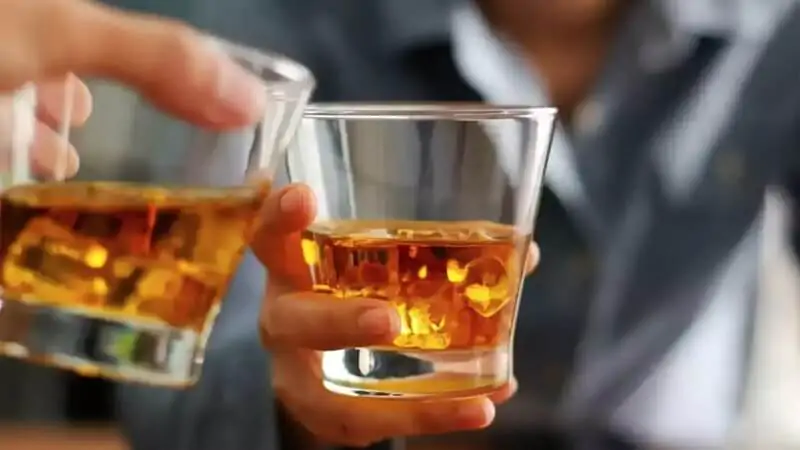 Cách cầm ly rượu Whisky uống đúng