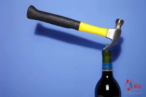 cách mở rượu vang không cần dụng cụ