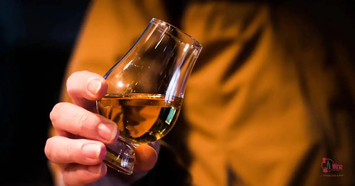 Cách cầm ly rượu whisky