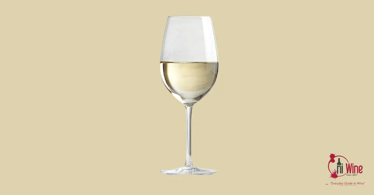 Ly uống rượu vang trắng