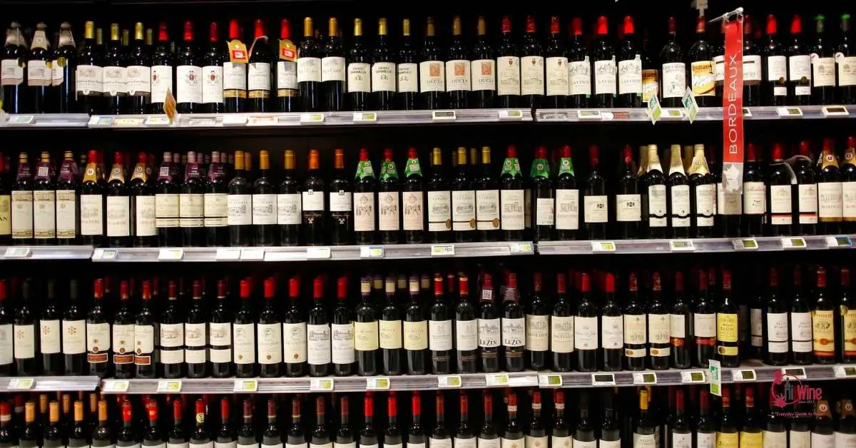 Mua rượu vang Pháp tại cửa hàng mang lại lợi ích như giá rẻ, dịch vụ chăm sóc khách hàng tốt,...